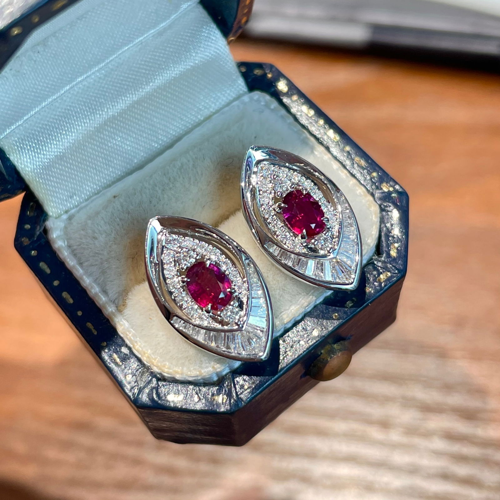 14k Gold 0.62 Ct Natural Ruby & Diamond Earrings: Ref:231114445 // gold content:14k gold // main gemstone:ruby // shape:oval // carat weight:0. 62ct // color:red // treatment:natural // // adjacent gemstone 2 : diamond // shape:multiple // clarity gr
