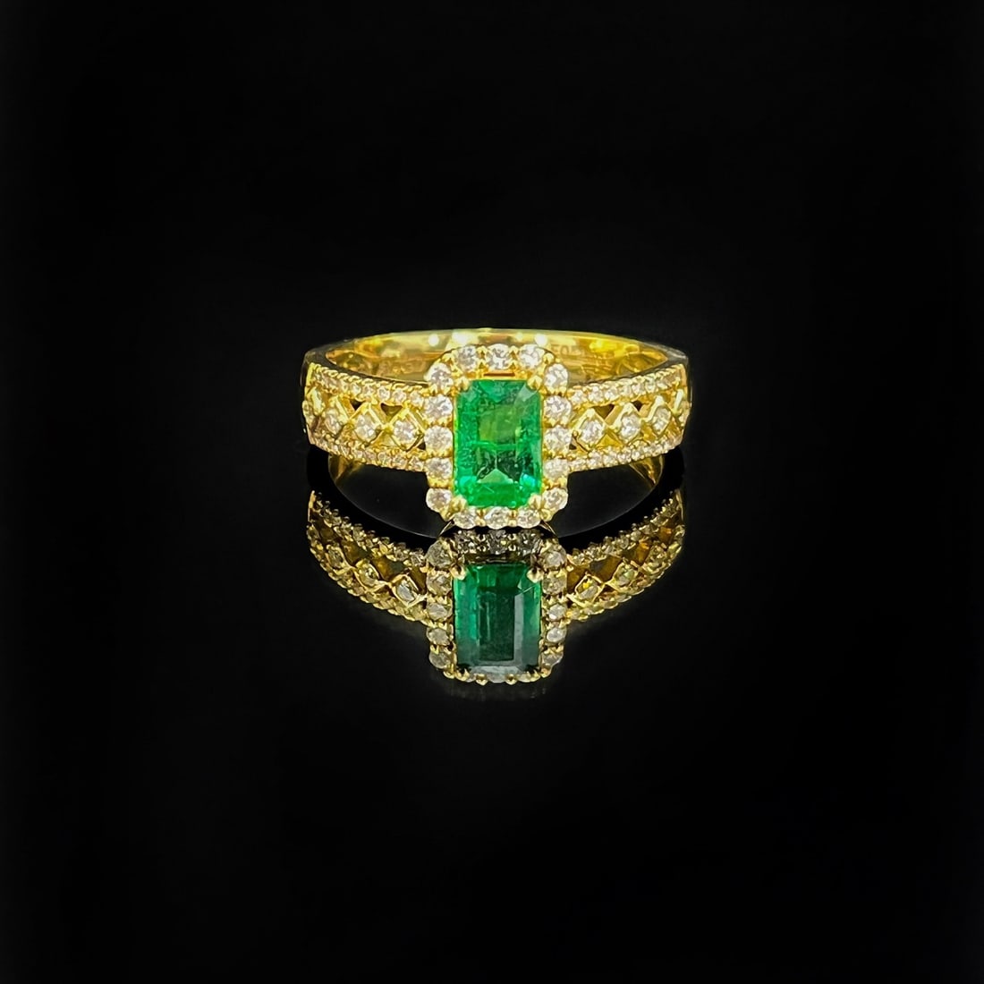 Express Shipping 18k Gold 0.72 Ctw Natural Emerald & Diamond Ring: Ref:21007 // gold content:18k gold // ring size:6. 21us // // main gemstone:emerald // shape:octagonal // carat weight:0. 45ct // color:green // treatment:natural // // adjacent gemstone 2 :