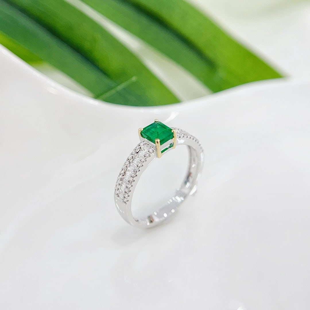 Express Shipping 18k Gold 0.48 Ctw Vivid Green Natural Emerald & Diamond Ring - 3