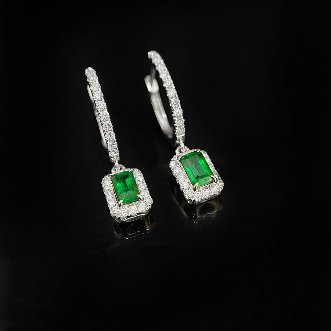 Express Shipping 18k Gold 0.98 Ctw Vivid Green Natural Emerald & Diamond Earrings (1 of 4)