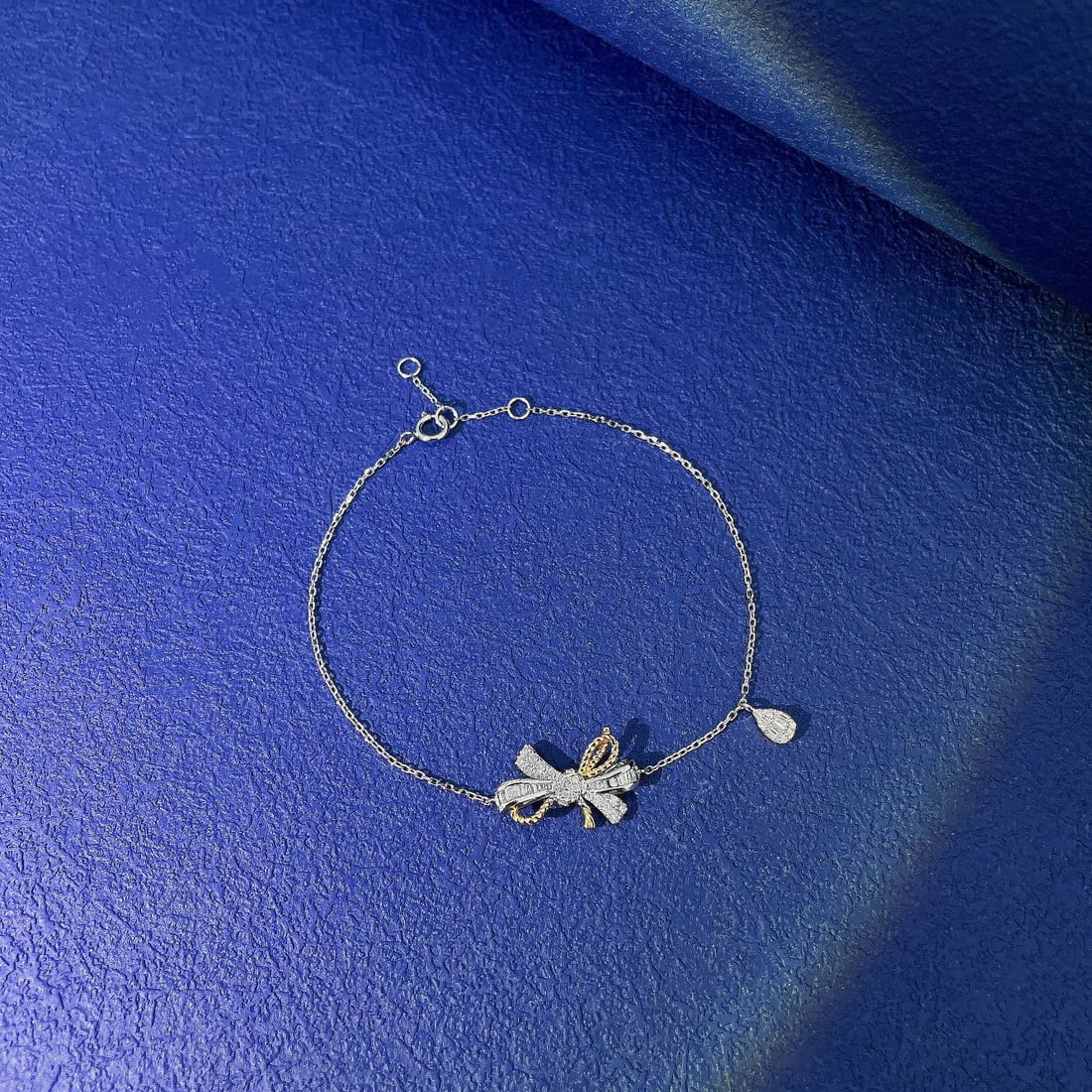 Express Shipping 18k Gold 0.21 Ct Natural H Diamond Bracelet: Ref:21050 // gold content:18k gold // main gemstone:diamond // shape:multiple // carat weight:0. 21ct // clarity grade:vs-si // color:h // treatment:natural // Low Estimate: 1500 Condition: New High