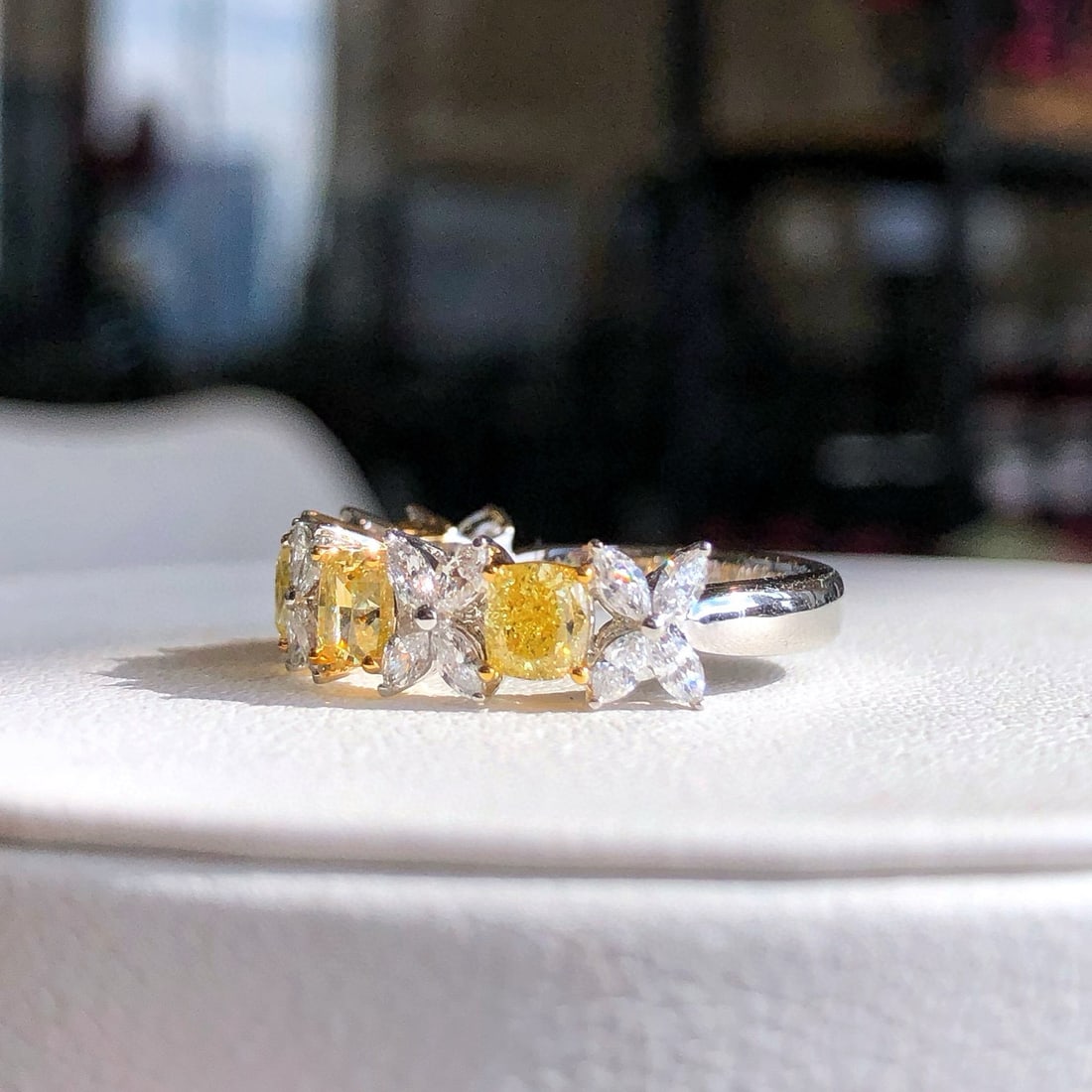 Express Shipping 18k Gold 2.57 Ctw Natural Yellow Diamond & Diamond Ring - 4