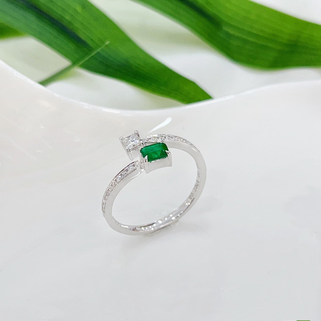 Express Shipping 18k Gold 0.41 Ctw Vivid Green Natural Emerald & Diamond Ring: Ref:21053 // gold content:18k gold // ring size:6. 21us // // main gemstone:emerald // shape:octagonal // carat weight:0. 23ct // color:vivid green // treatment:natural // // adjacent gemstone 2 :