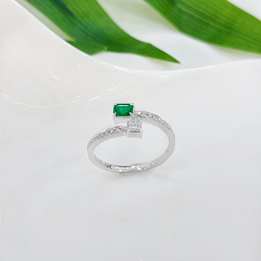 Express Shipping 18k Gold 0.41 Ctw Vivid Green Natural Emerald & Diamond Ring - 3