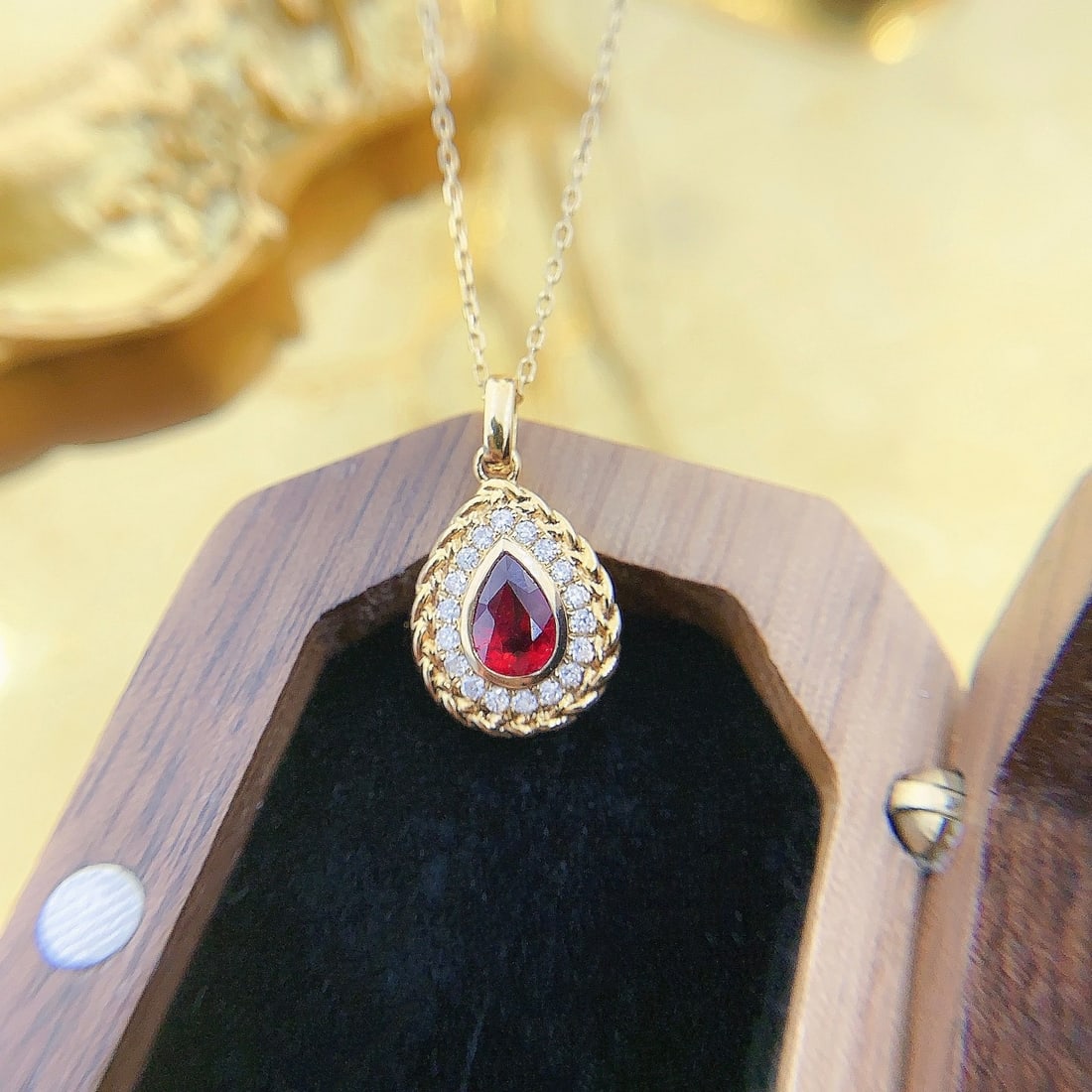 Express Shipping 18k Gold 0.71 Ctw Natural Ruby & Diamond Necklace: Ref:21069 // gold content:18k gold // main gemstone:ruby // shape:pear // carat weight:0. 59ct // color:red // treatment:natural // // adjacent gemstone 2 : diamond // shape:round // carat