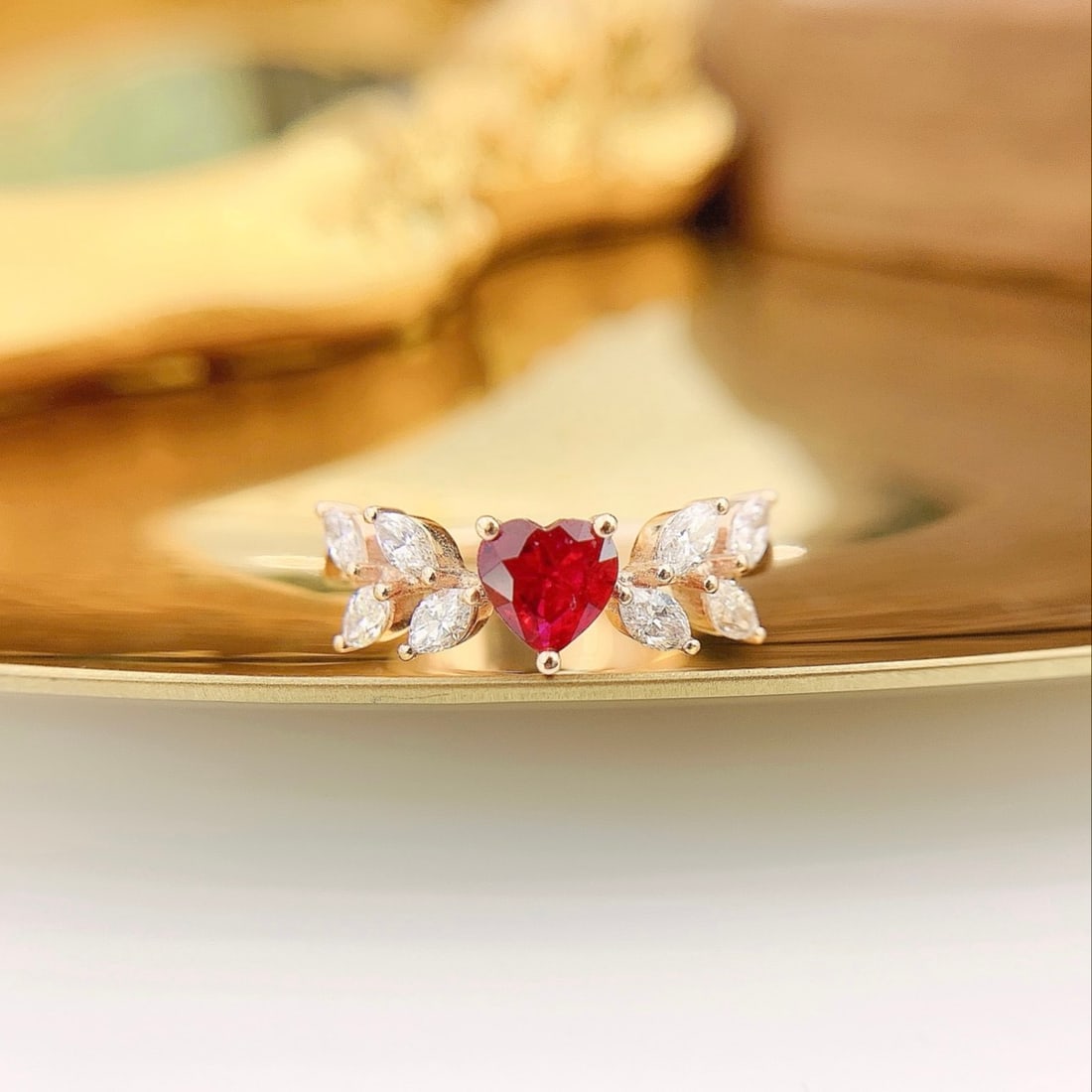 Express Shipping 18k Gold 0.93 Ctw Natural Ruby & Diamond Ring: Ref:21085 // gold content:18k gold // ring size:6. 21us // // main gemstone:ruby // shape:heart // carat weight:0. 50ct // color:red // treatment:natural // // adjacent gemstone 2 : diamond //