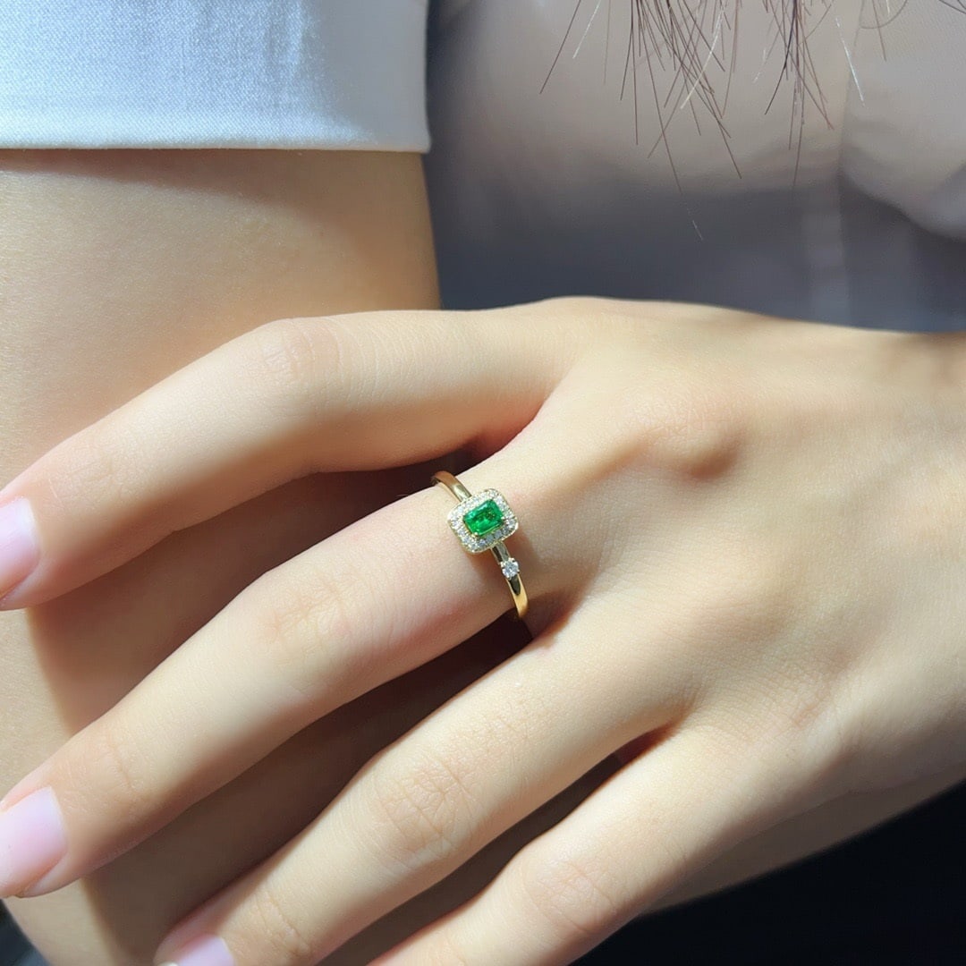 Express Shipping 18k Gold 0.31 Ctw Natural Emerald & Diamond Ring - 2