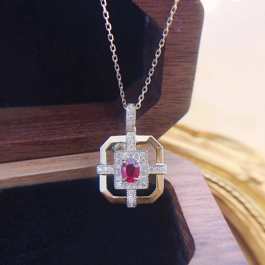 Express Shipping 18k Gold 0.48 Ctw Natural Ruby & Diamond Necklace: Ref:21094 // gold content:18k gold // main gemstone:ruby // shape:oval // carat weight:0. 32ct // color:red // treatment:natural // // adjacent gemstone 2 : diamond // shape:round // carat