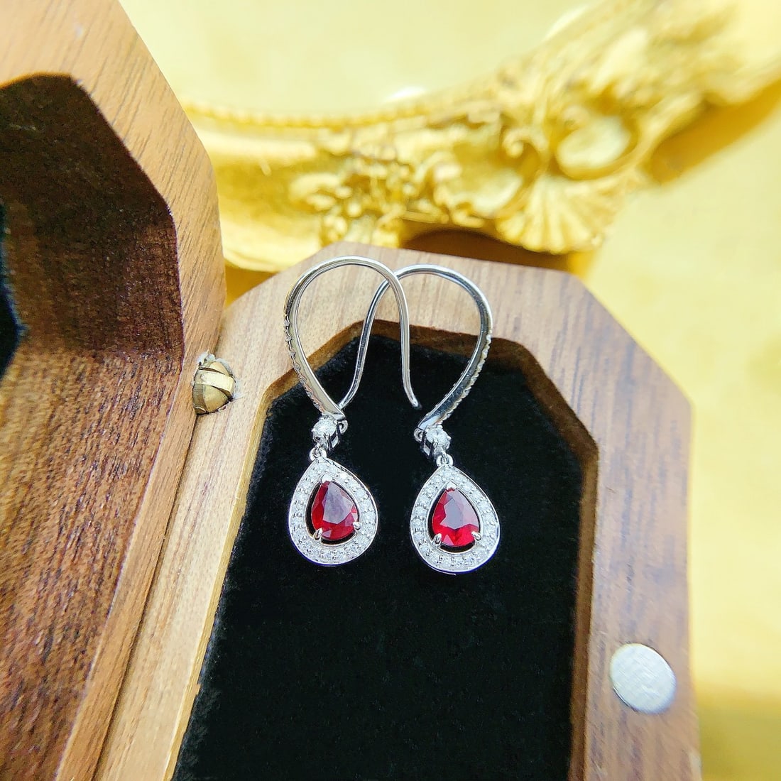 Express Shipping 18k Gold 0.68 Ctw Vivid Red Natural Ruby & Diamond Earrings: Ref:21095 // gold content:18k gold // main gemstone:ruby // shape:pear // carat weight:0. 48ct // color:vivid red // treatment:natural // // adjacent gemstone 2 : diamond // shape:round // carat