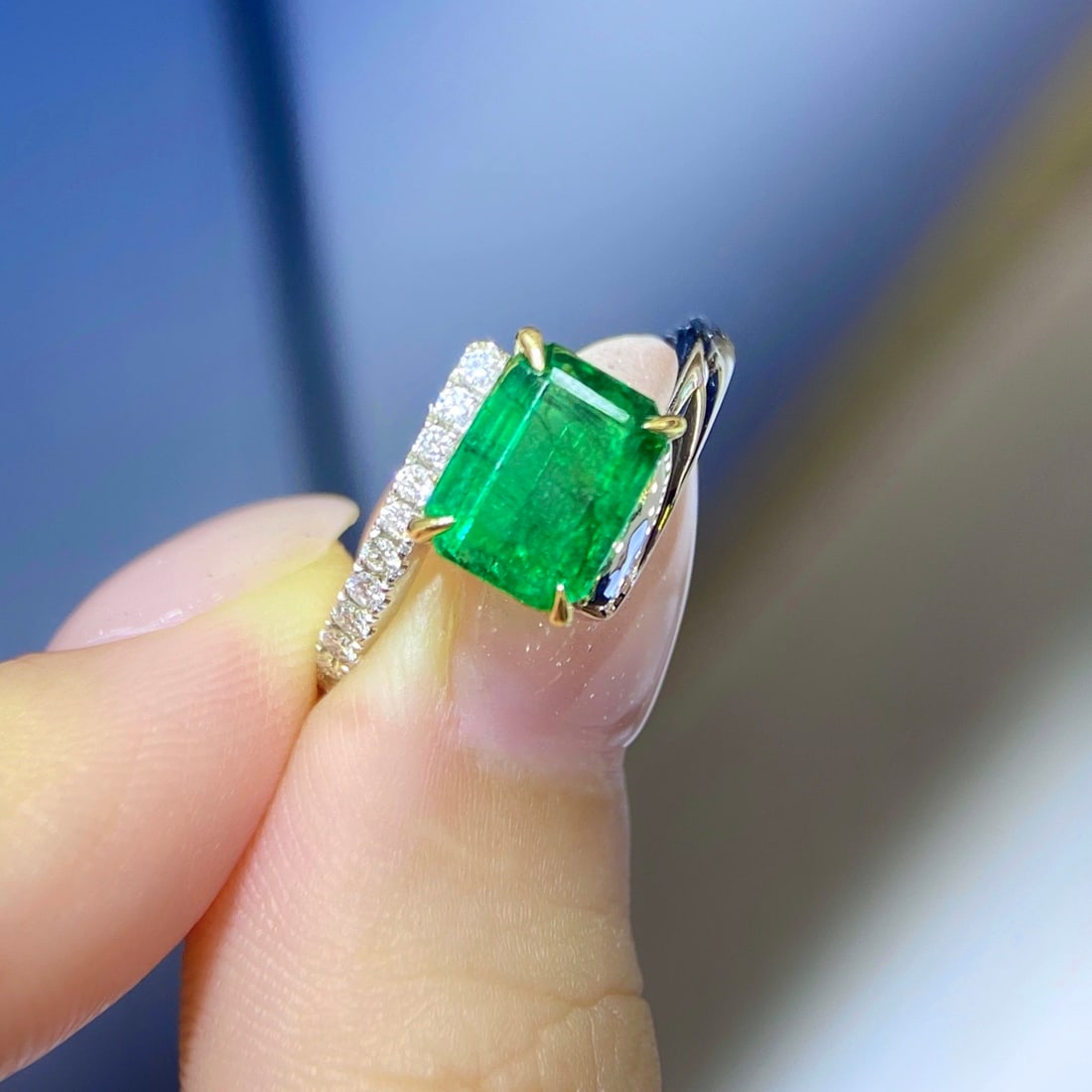 Express Shipping 18k Gold 1.90 Ctw Vivid Green Natural Emerald & Diamond Ring: Ref:22229 // gold content:18k gold // ring size:6. 21us // // main gemstone:emerald // shape:octagonal // carat weight:1. 77ct // color:vivid green // treatment:natural // // adjacent gemstone 2 :