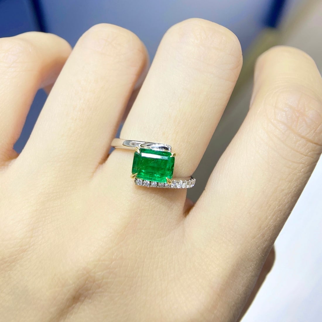 Express Shipping 18k Gold 1.90 Ctw Vivid Green Natural Emerald & Diamond Ring - 3