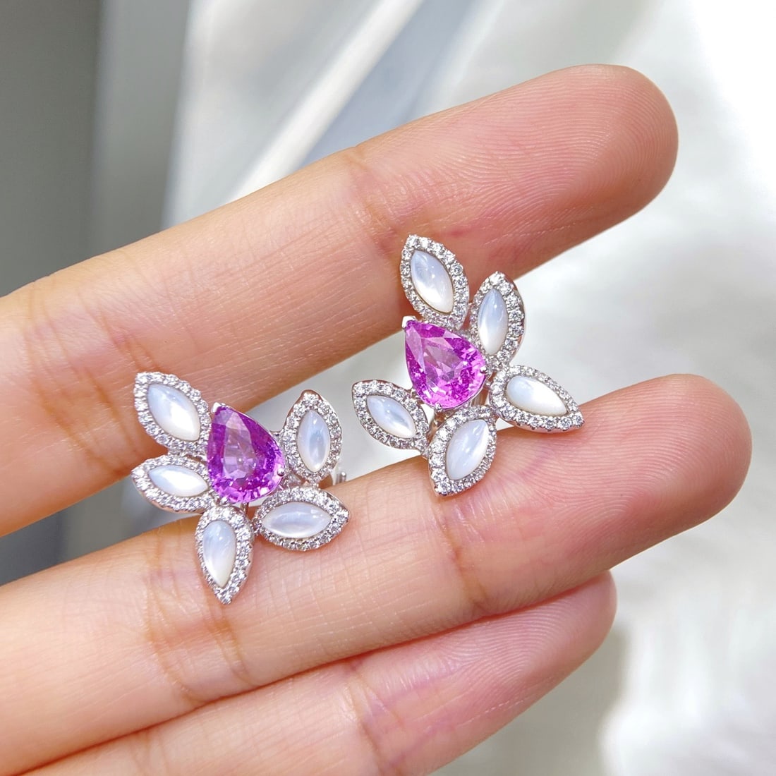 Express Shipping 18k Gold 3.00 Ctw Natural Sapphire & Padparadscha Sapphire Earrings: Ref:22231 // gold content:18k gold // main gemstone:sapphire // shape:pear // carat weight:1. 50ct // color:lavender color // treatment:natural // // adjacent gemstone 2 : padparadscha sapphire // sha