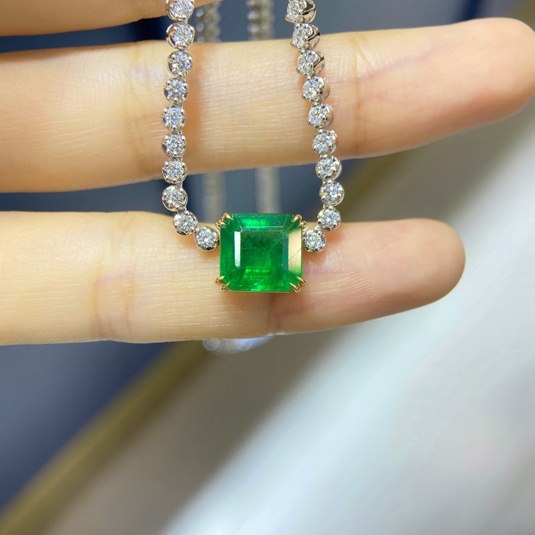 Express Shipping 18k Gold 7.24 Ctw Vivid Green Natural Emerald & Diamond Necklace: Ref:22250 // gold content:18k gold // main gemstone:emerald // shape:octagonal // carat weight:2. 86ct // color:vivid green // treatment:natural // // adjacent gemstone 2 : diamond // shape:round // c