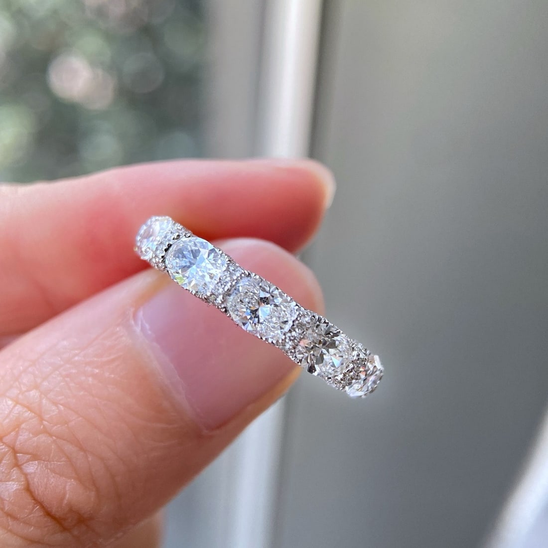 Express Shipping Gia Certified Express Shipping 18k Gold 4.05 Ctw Natural E Vs2 Oval Diamond Ring: Ref:22251 // gold content:18k gold // ring size:6. 21us // // main gemstone:diamond // certified:gia // number of stones:11 // shape:oval // carat weight:3. 3ct // clarity grade:vs2 // color:e //