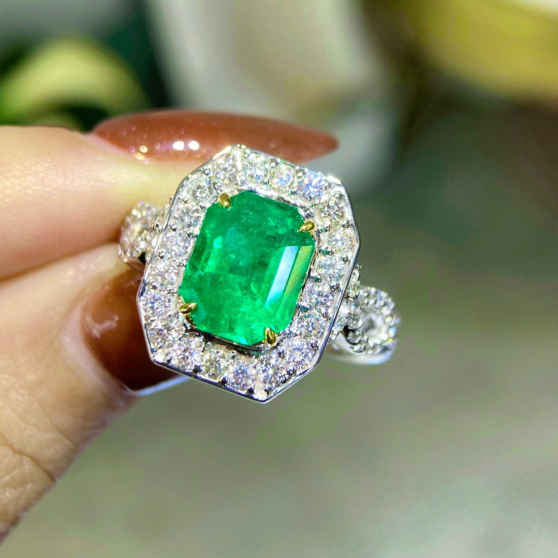 Express Shipping 18k Gold 4.06 Ctw Vivid Green Natural Emerald & Diamond Ring - 2