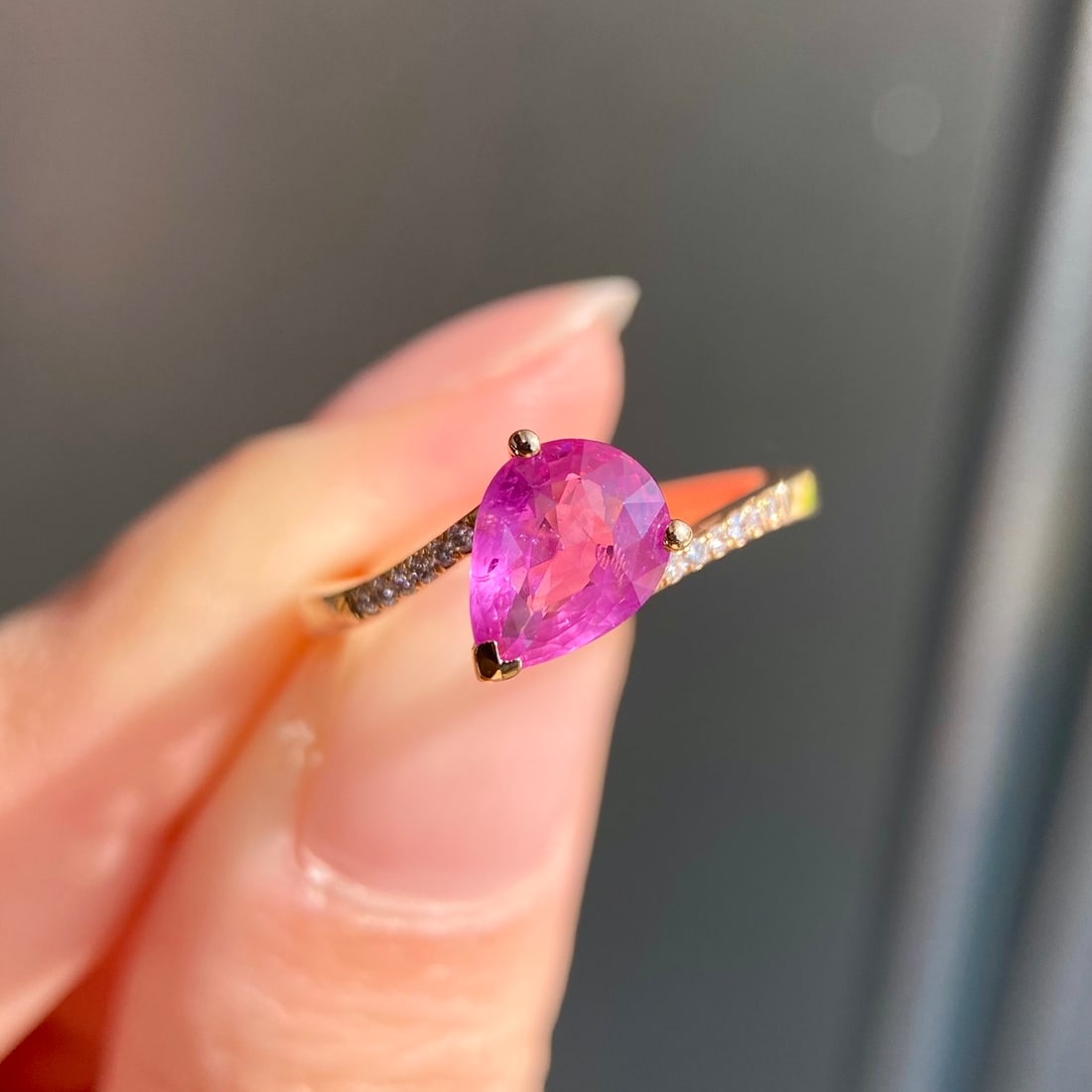 Express Shipping 18k Gold 1.38 Ctw Natural Ruby & Diamond Ring: Ref:22259 // gold content:18k gold // ring size:6. 21us // // main gemstone:ruby // shape:pear // carat weight:1. 34ct // color:red // treatment:natural // // adjacent gemstone 2 : diamond //