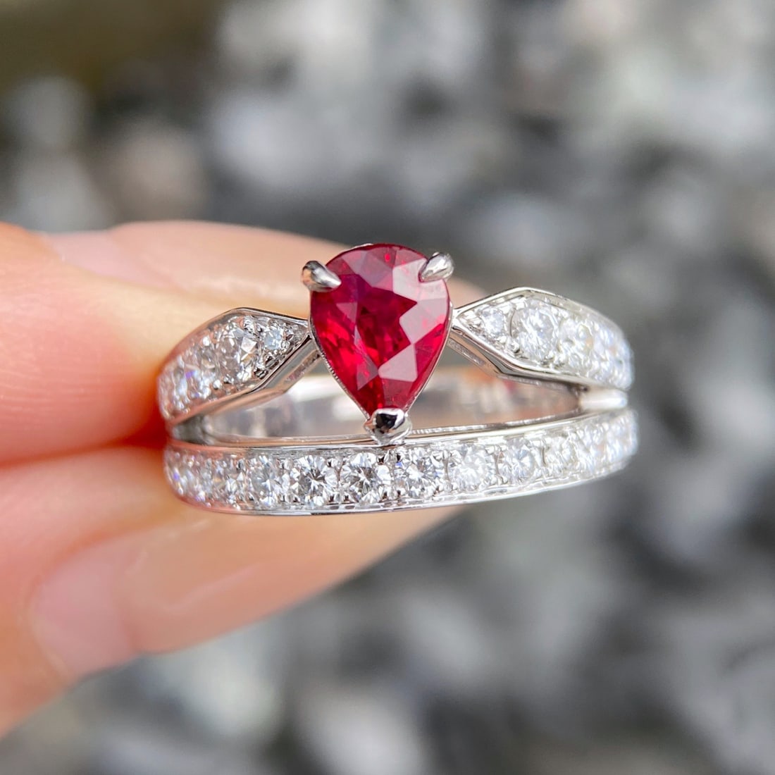 Express Shipping Grs(gemstone Reports) Certified Pt900 2.15 Ctw Natural Ruby & Diamond Ring: Ref:22262 // gold content:pt900 // ring size:6. 5us // // main gemstone:ruby // certified:grs(gemstone reports) // shape:pear // carat weight:1. 00ct // color:pigeonblood red // treatment:natural