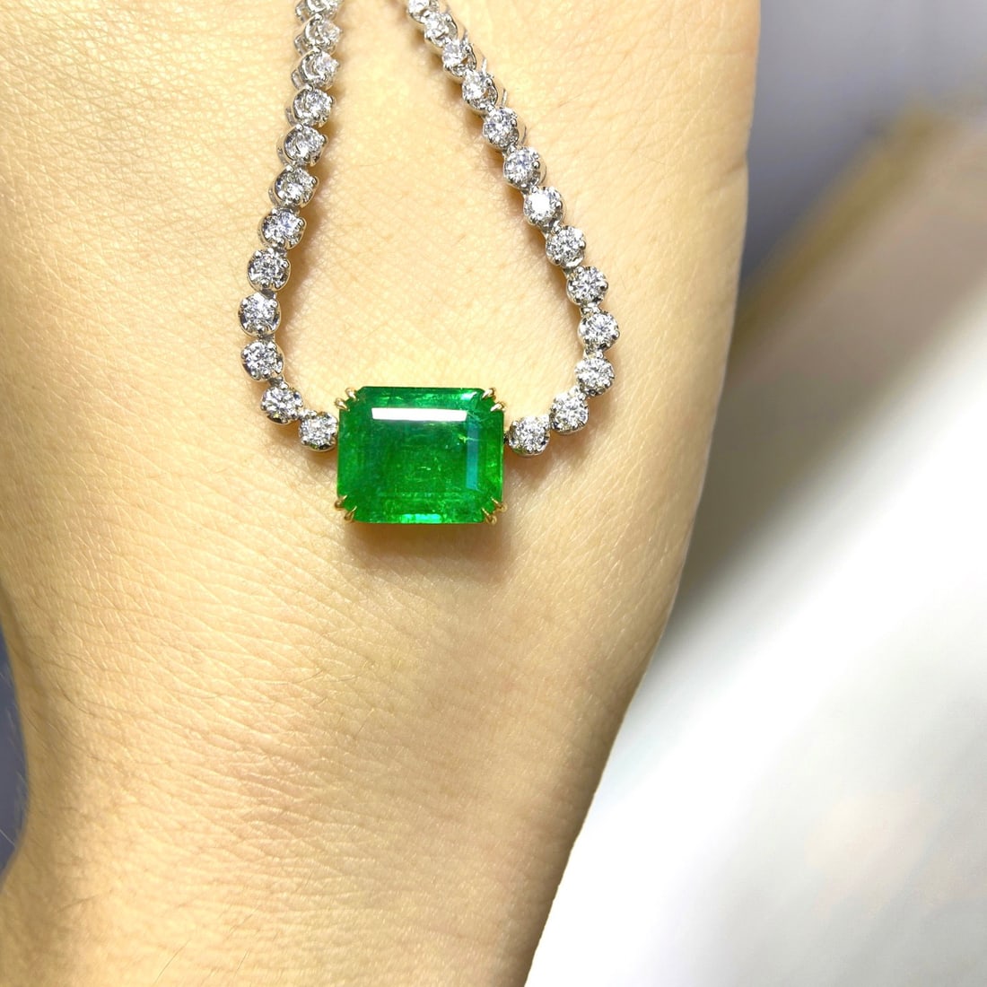 Express Shipping 18k Gold 8.19 Ctw Vivid Green Natural Emerald & Diamond Necklace (1 of 5)