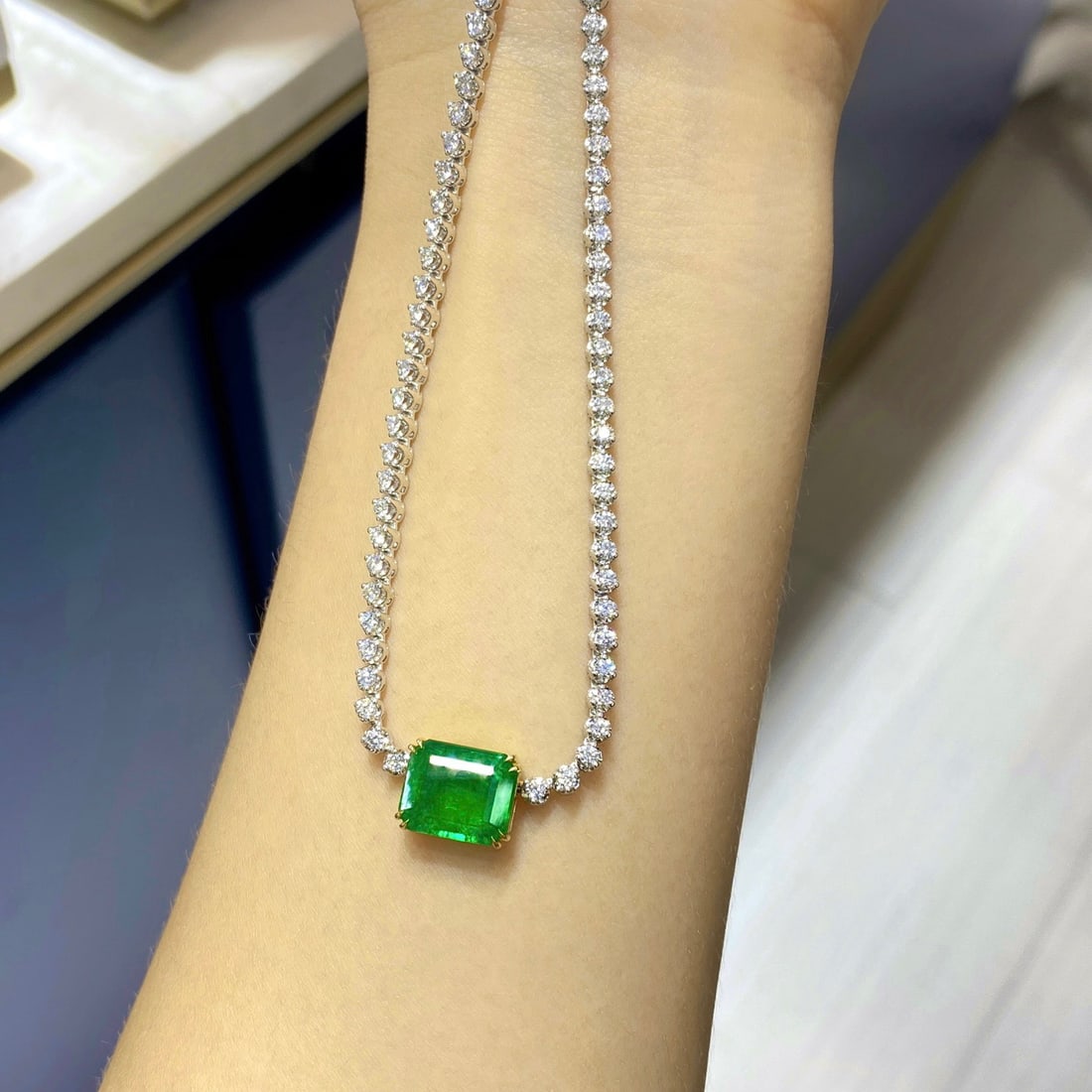 Express Shipping 18k Gold 8.19 Ctw Vivid Green Natural Emerald & Diamond Necklace - 2