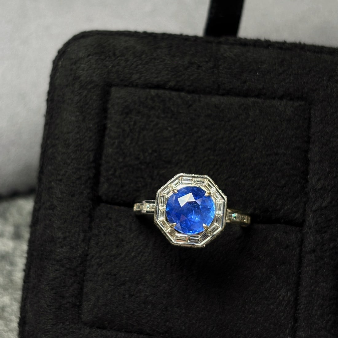 Express Shipping 18k Gold 2.70 Ctw Vivid Blue Natural Sapphire & Diamond Ring: Ref:22272 // gold content:18k gold // ring size:6. 75us // // main gemstone:sapphire // shape:round // carat weight:2. 00ct // color:vivid blue // treatment:natural // cut grade:g // // adjacent