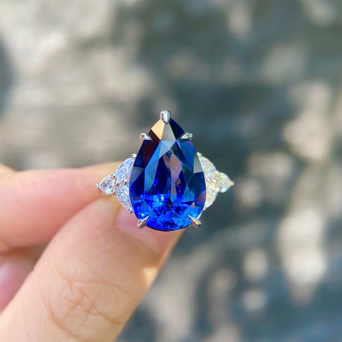 Express Shipping 18k Gold 10.69 Ctw Natural Sapphire & Diamond Ring: Ref:22275 // gold content:18k gold // ring size:6. 75us // // main gemstone:sapphire // shape:pear // carat weight:10. 02ct // color:blue // treatment:natural // // adjacent gemstone 2 : diamond