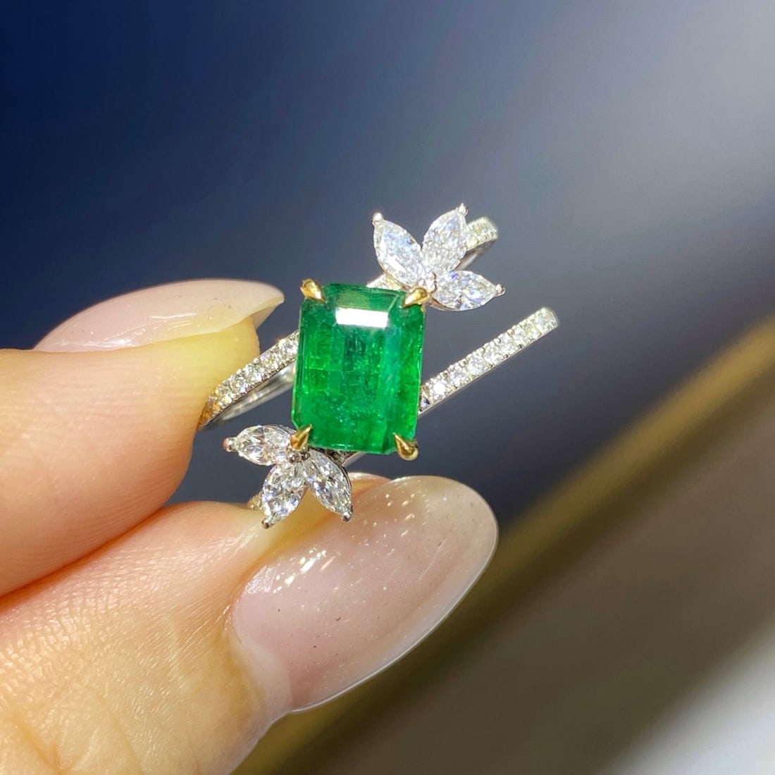 Express Shipping 18k Gold 2.35 Ctw Vivid Green Natural Emerald & Diamond Ring: Ref:22277 // gold content:18k gold // ring size:6. 75us // // main gemstone:emerald // shape:octagonal // carat weight:1. 76ct // color:vivid green // treatment:natural // // adjacent gemstone 2 :