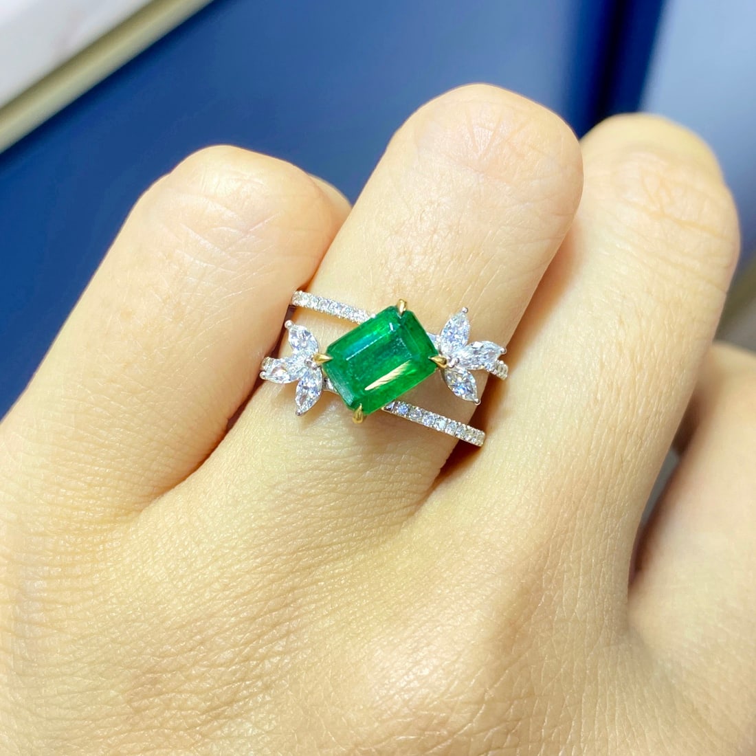 Express Shipping 18k Gold 2.35 Ctw Vivid Green Natural Emerald & Diamond Ring - 3