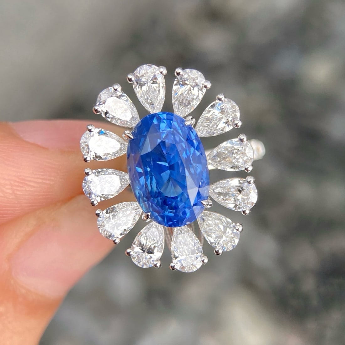 Express Shipping 18k Gold 8.07 Ctw Natural Sapphire & Diamond Ring/pendant( Without Chain ): Ref:22278 // gold content:18k gold // ring size:6. 75us // // main gemstone:sapphire // shape:oval // carat weight:5. 64ct // color:cornflower blue // treatment:natural // // adjacent gemstone 2 :