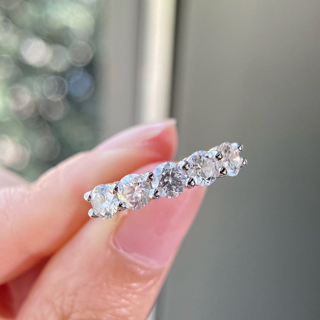 Express Shipping Gia Certified Express Shipping 18k Gold 1.55 Ct Natural E Vs2 Round Diamond Ring: Ref:22279 // gold content:18k gold // ring size:7. 21us // // main gemstone:diamond // certified:gia // shape:round // carat weight:1. 55ct // clarity grade:vs2 // color:e // treatment:natural //