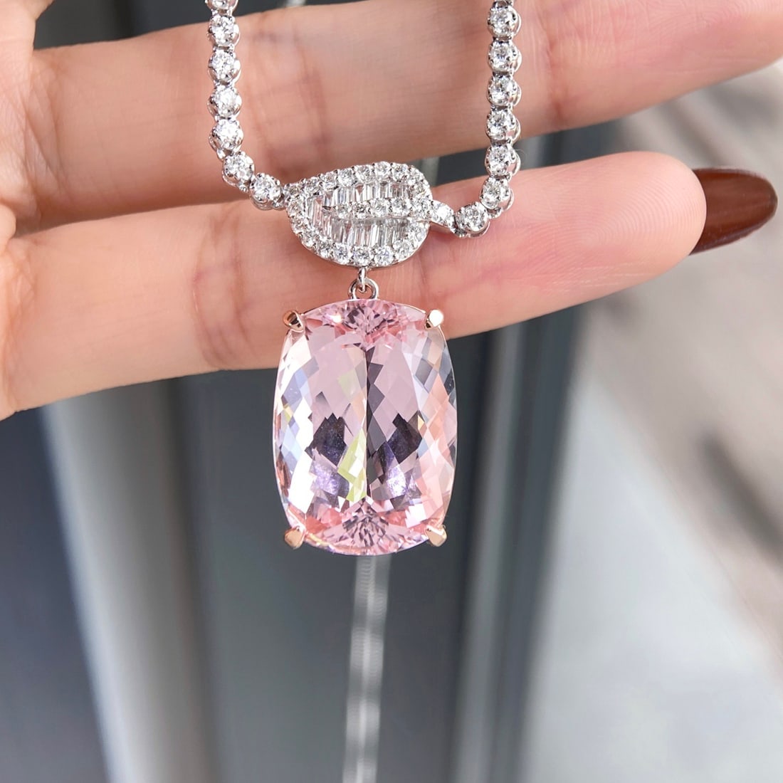 Express Shipping 18k Gold 24.23 Ctw Natural Morganite & Diamond Necklace: Ref:22283 // gold content:18k gold // main gemstone:morganite // shape:cushion // carat weight:20. 1ct // color:cherry blossom color // treatment:natural // // adjacent gemstone 2 : diamond //