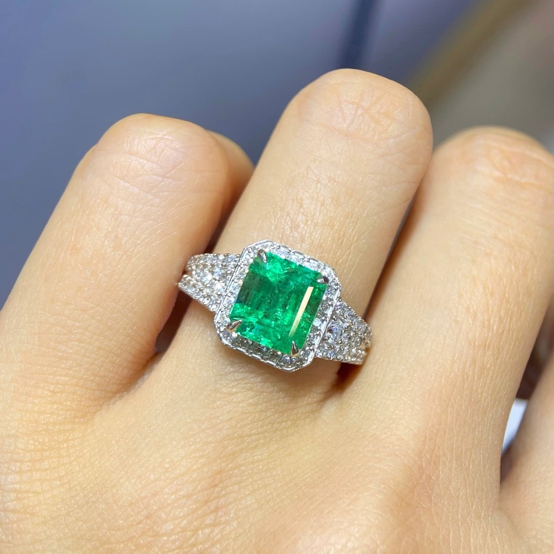 Express Shipping Pt900 3.08 Ctw Vivid Green Natural Emerald & Diamond Ring - 4