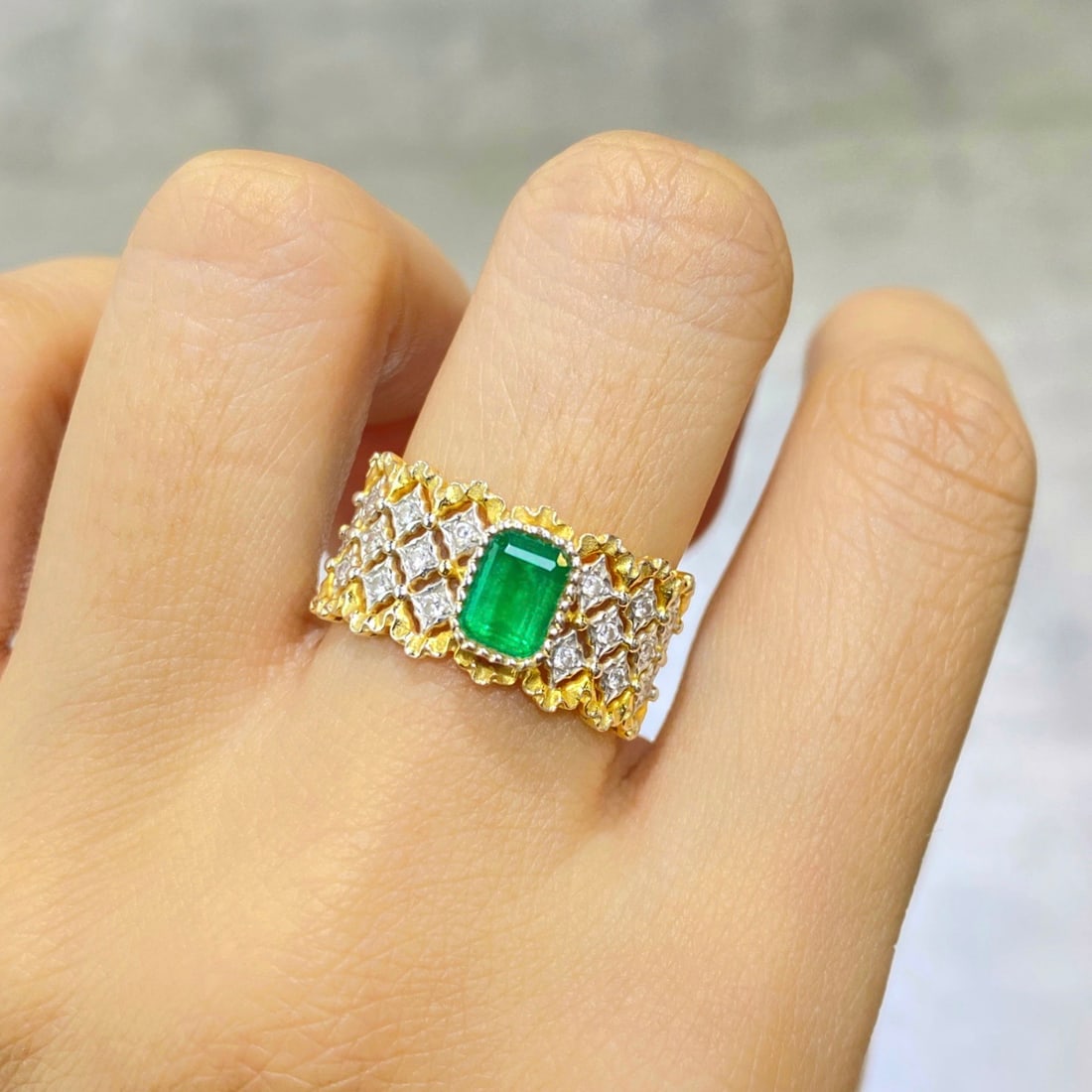 Express Shipping 18k Gold 1.27 Ctw Vivid Green Natural Emerald & Diamond Ring - 3