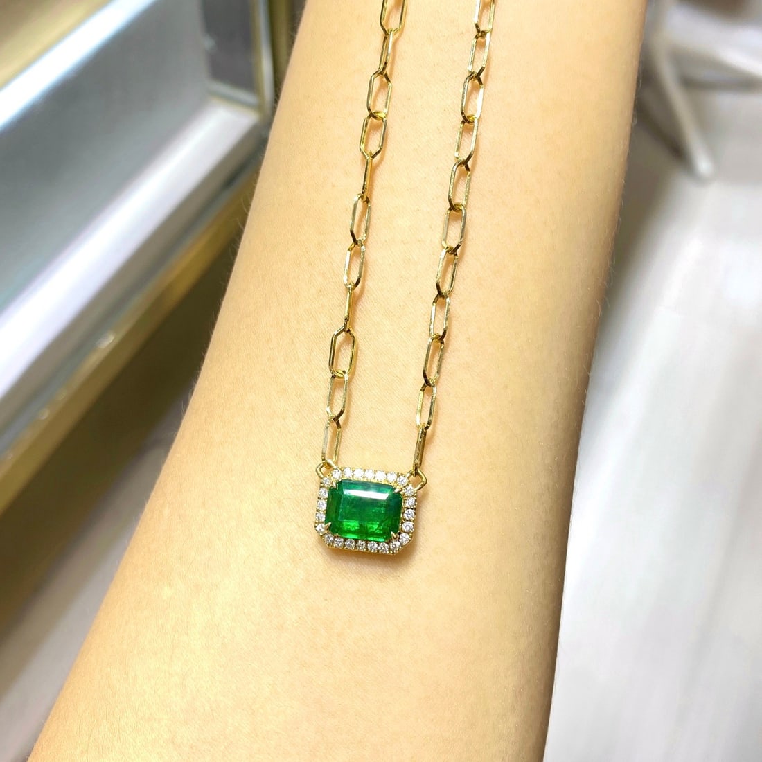 Express Shipping 18k Gold 2.18 Ctw Vivid Green Natural Emerald & Diamond Necklace - 2