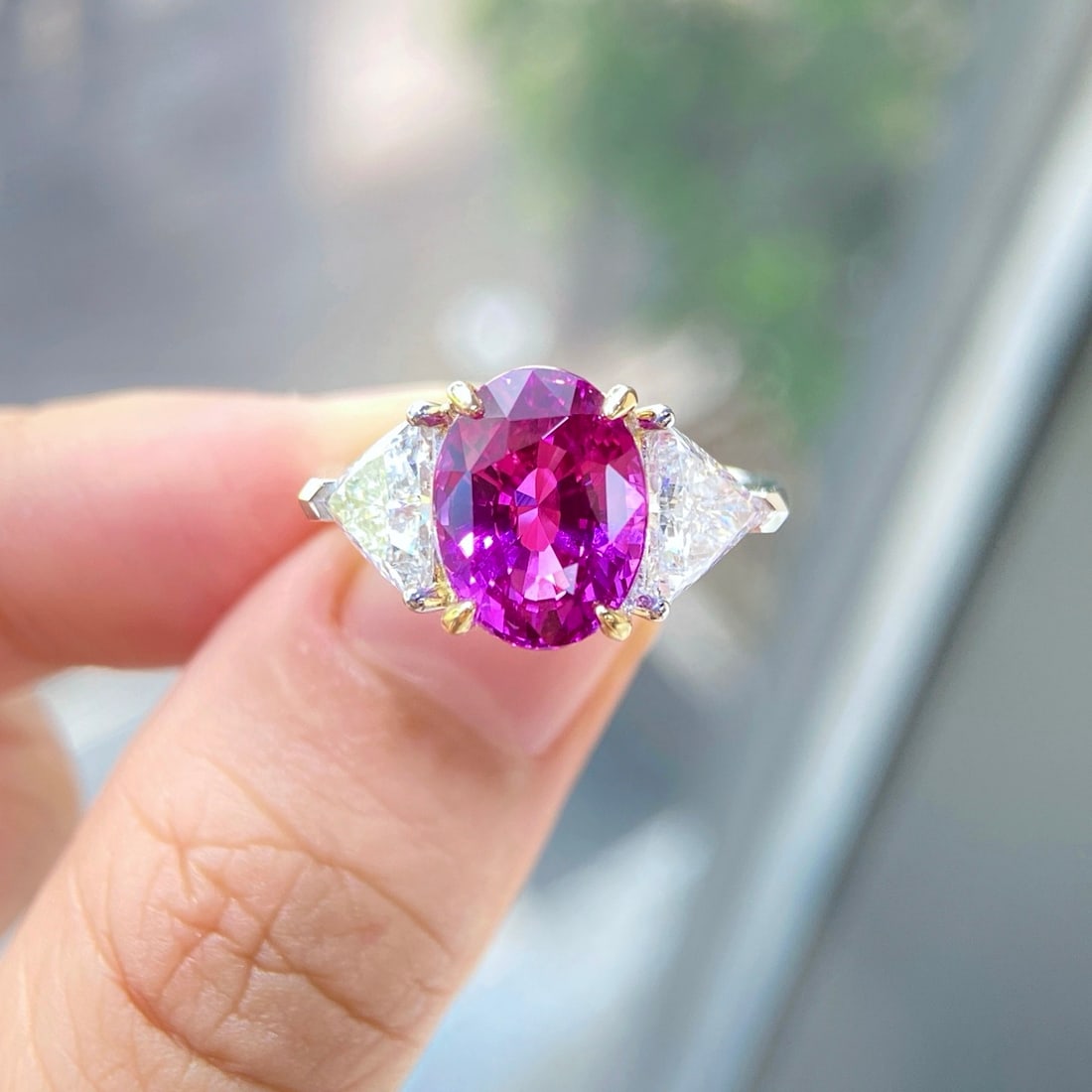 Express Shipping 18k Gold 6.11 Ctw Natural Sapphire & Diamond Ring: Ref:22300 // gold content:18k gold // ring size:6. 75us // // main gemstone:sapphire // shape:oval // carat weight:4. 64ct // color:lavender color // treatment:natural // // adjacent gemstone 2 :