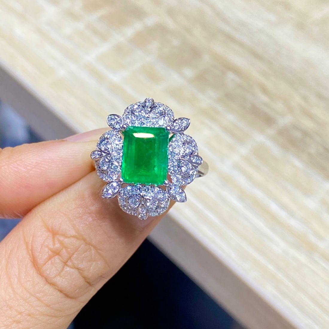 Express Shipping Grs(gemstone Reports) Certified Express Shipping 18k Gold 2.63 Ctw Vivid Green C...: Ref:22306 // gold content:18k gold // ring size:6. 75us // // main gemstone:emerald // certified:grs(gemstone reports) // shape:octagonal // carat weight:1. 96ct // color:vivid green //