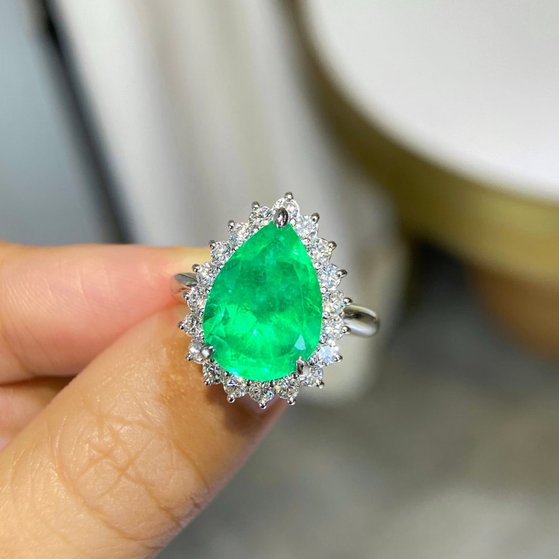 Express Shipping Pt900 6.34 Ctw Vivid Green Colombia Natural Emerald & Diamond Ring - 3
