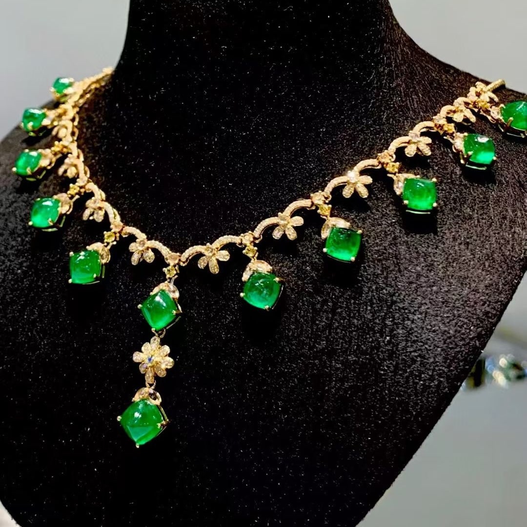 14k Gold 10.02 Ct Vivid Green Natural Emerald & Diamond Necklace - 2