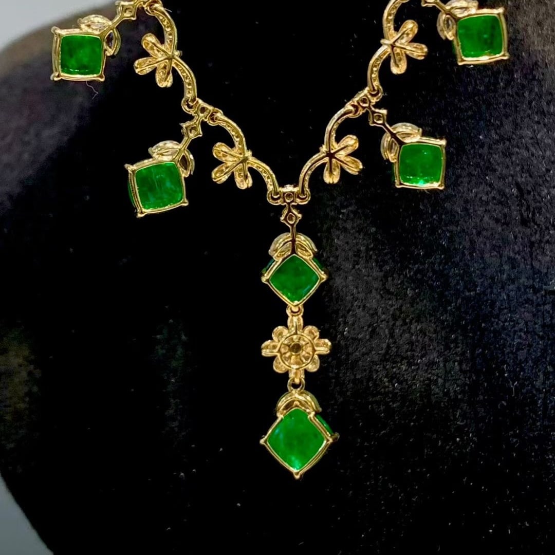 14k Gold 10.02 Ct Vivid Green Natural Emerald & Diamond Necklace - 5