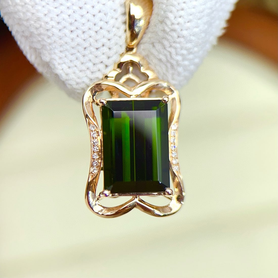 14k Gold 4.54 Ctw Natural Tourmaline & Diamond Pendant( Without Chain ): Ref:231105096 // gold content:14k gold // main gemstone:tourmaline // shape:octagonal // carat weight:4. 5ct // color:green // treatment:natural // // adjacent gemstone 2 : diamond // number of