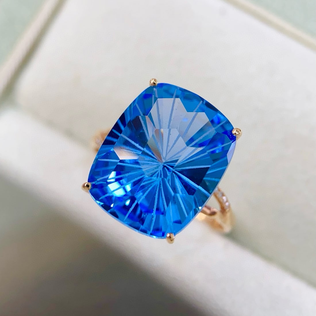 14k Gold 11.88 Ctw Natural Topaz & Diamond Ring: Ref:231105129 // gold content:14k gold // ring size:7. 25us // // main gemstone:topaz // shape:cushion // carat weight:11. 85ct // color:blue // treatment:natural // // adjacent gemstone 2 :
