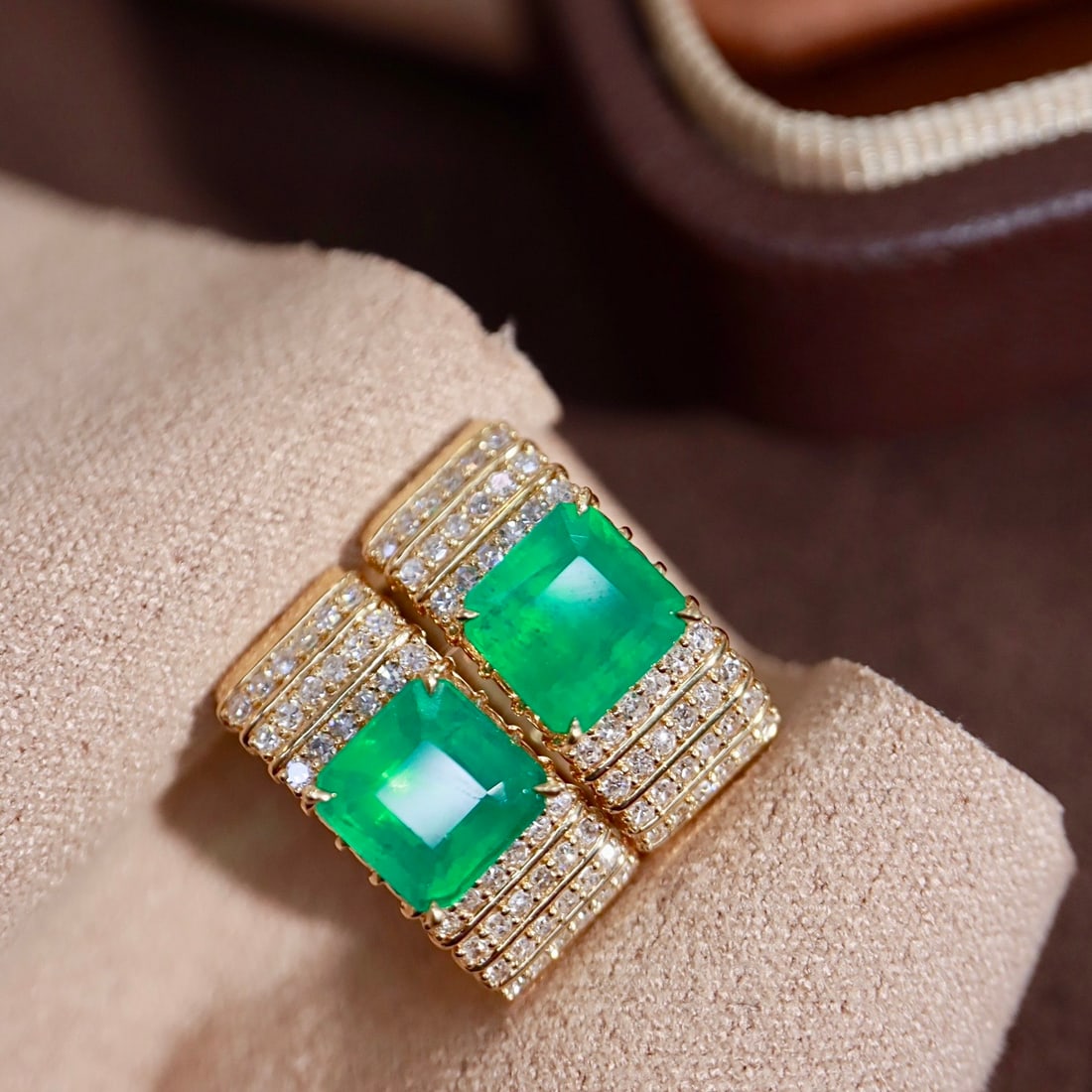 14k Gold 2.82 Ctw Natural Emerald & Diamond Earrings: Ref:231106029 // gold content:14k gold // main gemstone:emerald // shape:octagonal // carat weight:2. 32ct // color:green // treatment:natural // // adjacent gemstone 2 : diamond // shape:round //