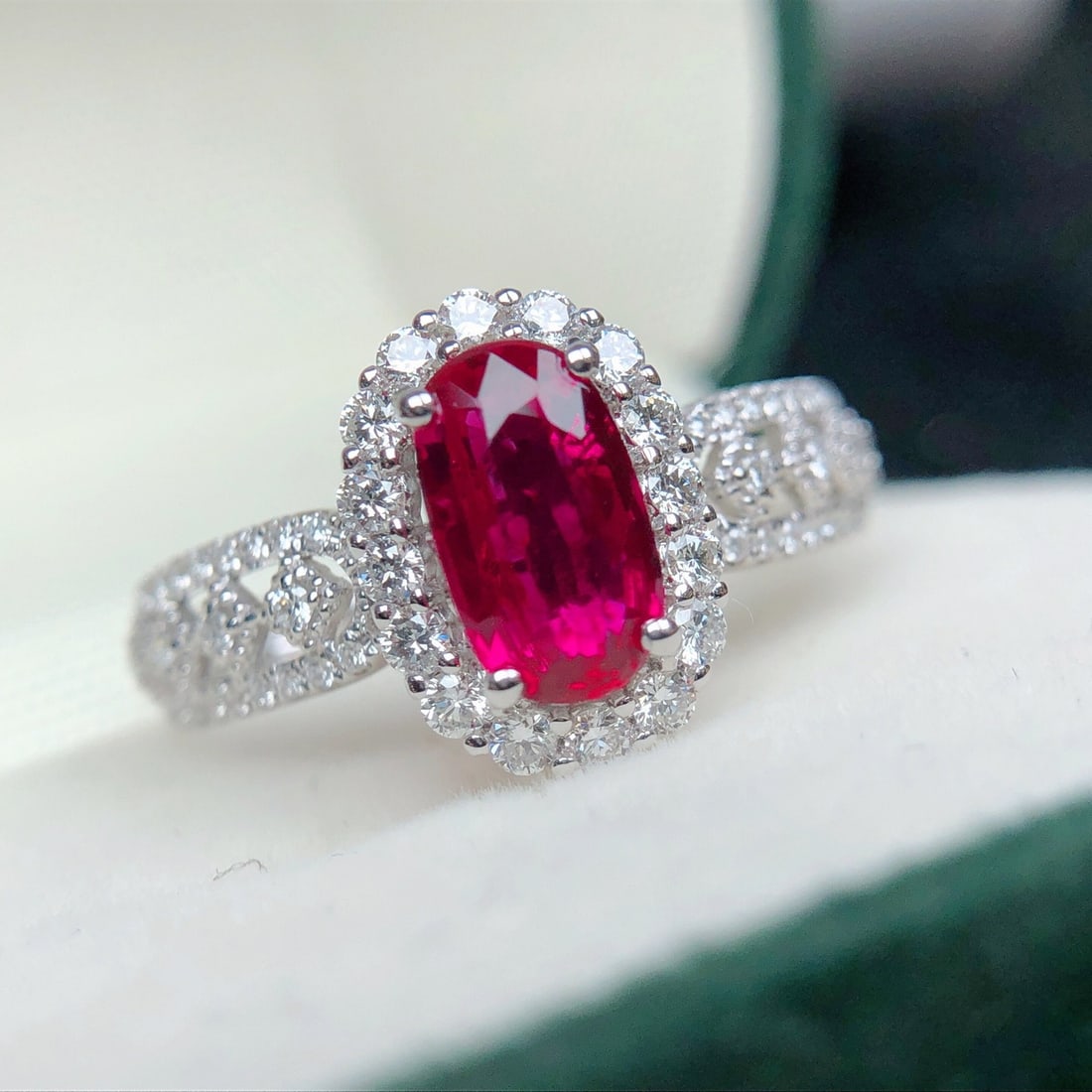 14k Gold 1.12 Ctw Natural Ruby & Diamond Ring: Ref:231106040 // gold content:14k gold // ring size:7. 25us // // main gemstone:ruby // shape:oval // carat weight:1. 04ct // color:red // treatment:natural // // adjacent gemstone 2 : diamond // shap