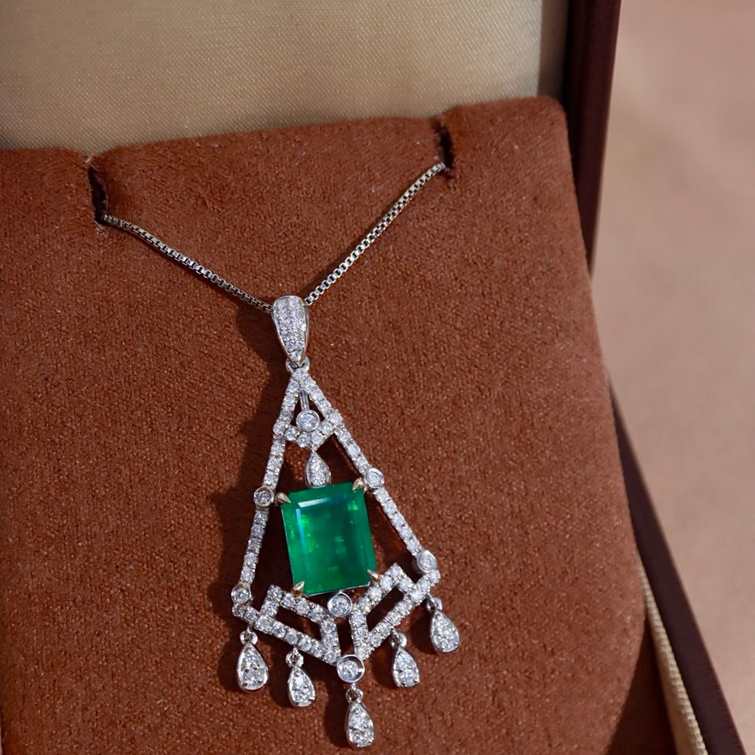 14k Gold 4.52 Ctw Vivid Green Natural Emerald & Diamond Pendant( Without Chain ): Ref:231106093 // gold content:14k gold // main gemstone:emerald // shape:octagonal // carat weight:3. 7ct // color:vivid green // treatment:natural // // adjacent gemstone 2 : diamond //