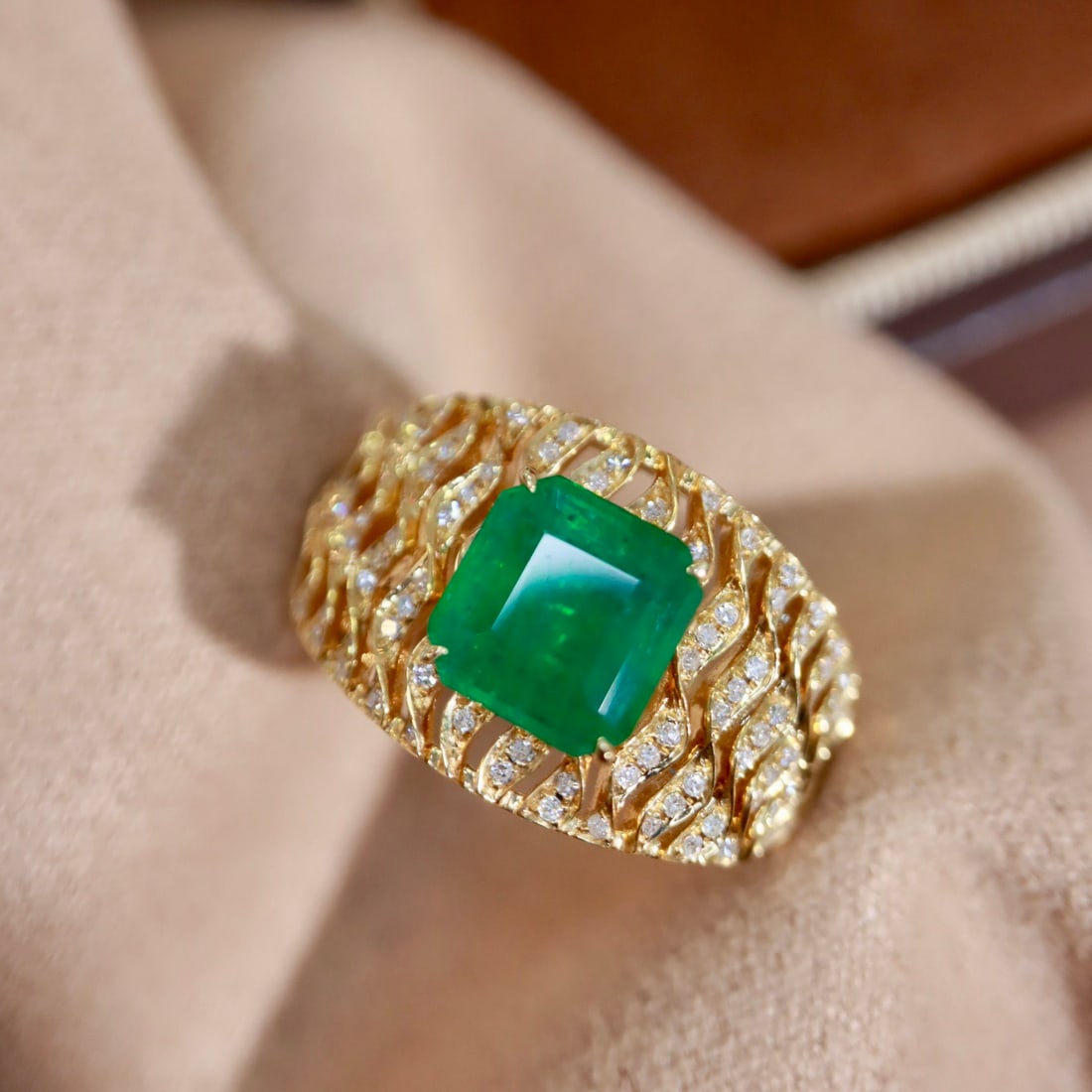 14k Gold 2.15 Ctw Vivid Green Natural Emerald & Diamond Ring: Ref:231106097 // gold content:14k gold // ring size:7. 25us // // main gemstone:emerald // shape:octagonal // carat weight:1. 95ct // color:vivid green // treatment:natural // // adjacent gemstone 2 :