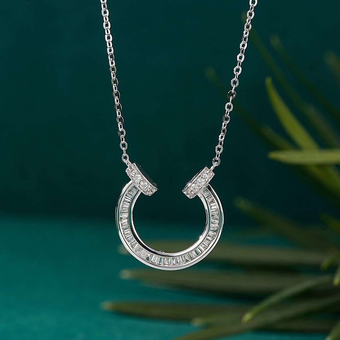 14k Gold 0.27 Ctw Natural H Diamond Necklace: Ref:231106098 // gold content:14k gold // main gemstone:diamond // shape:baguette // carat weight:0. 22ct // clarity grade:vs-si // color:h // treatment:natural // // adjacent gemstone 2 : diamond