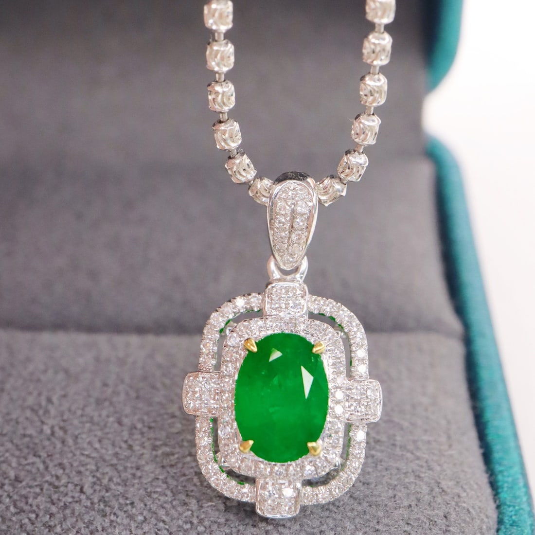 14k Gold 1.34 Ctw Vivid Green Natural Emerald & Diamond Pendant( Without Chain ): Ref:231106129 // gold content:14k gold // main gemstone:emerald // shape:oval // carat weight:1. 08ct // color:vivid green // treatment:natural // // adjacent gemstone 2 : diamond // shape:round //