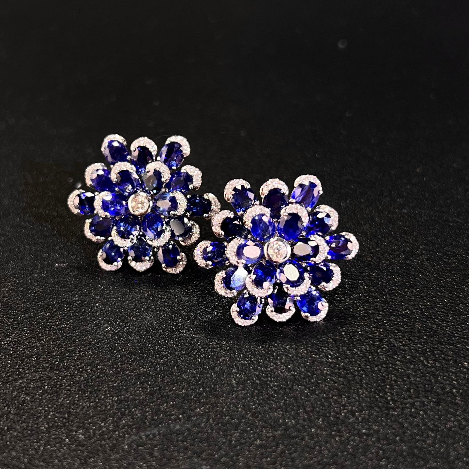14k Gold 11.42 Ctw Natural Sapphire & Diamond Earrings: Ref:231106170 // gold content:14k gold // main gemstone:sapphire // shape:oval // carat weight:11. 02ct // color:blue // treatment:natural // // adjacent gemstone 2 : diamond // shape:round // carat w