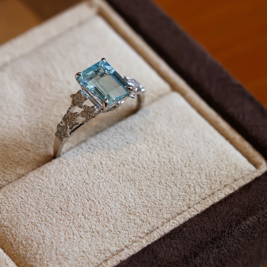 14k Gold 1.3 Ct Natural Aquamarine & Diamond Ring: Ref:231106181 // gold content:14k gold // ring size:7. 25us // // main gemstone:aquamarine // shape:octagonal // carat weight:1. 3ct // color:blue // treatment:natural // // adjacent gemstone 2 :