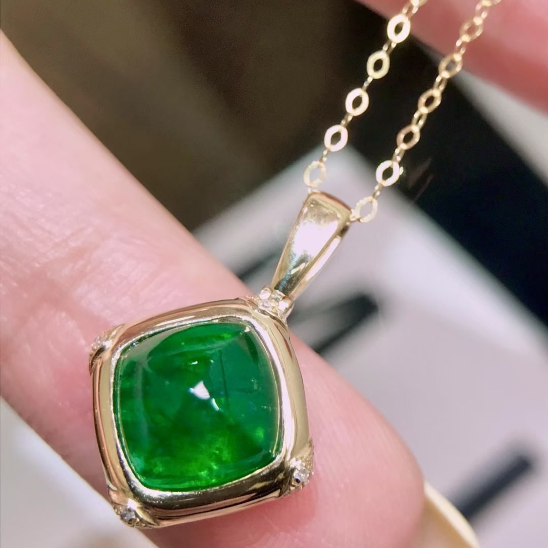 14k Gold 3 Ct Vivid Green Natural Emerald & Diamond Pendant( Without Chain ): Ref:231106192 // gold content:14k gold // main gemstone:emerald // shape:sugar-loaf // carat weight:3ct // color:vivid green // treatment:natural // // adjacent gemstone 2 : diamond // number of