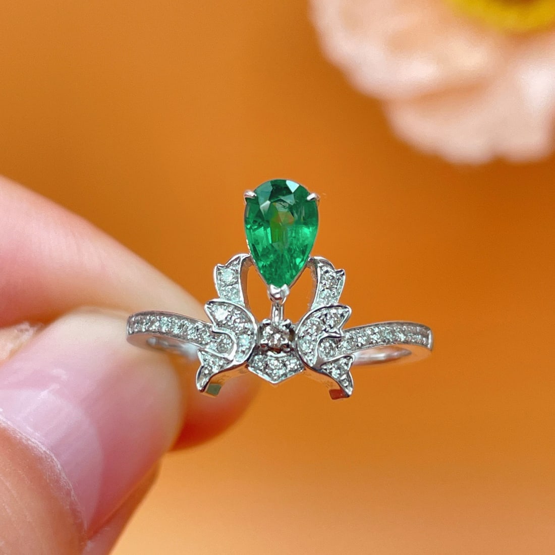 14k Gold 0.59 Ctw Vivid Green Natural Emerald & Diamond Ring: Ref:231106207 // gold content:14k gold // ring size:7. 25us // // main gemstone:emerald // shape:pear // carat weight:0. 46ct // color:vivid green // treatment:natural // // adjacent gemstone 2 :